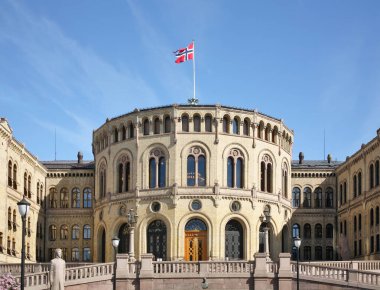 Fırtına Binası (Stortingsbygningen) - Oslo 'da Norveç parlamentosu binası. Norveç