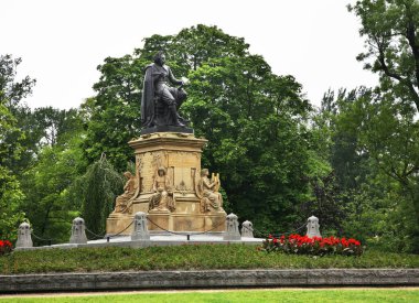 Amsterdam, Vondelpark 'taki Joost van den Vondel anıtı. Hollanda