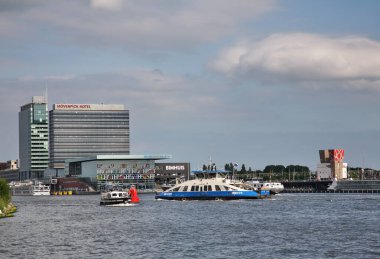 Amsterdam 'da bir su kütlesi. Hollanda