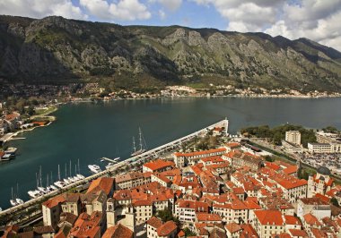 Kotor 'un panoramik görüntüsü. Karadağ