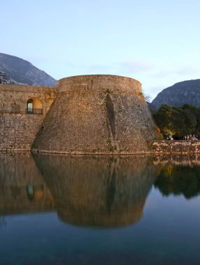 Kotor 'daki şehir duvarları. Karadağ