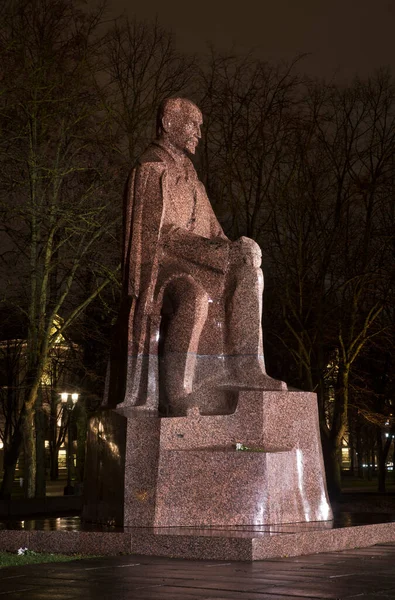 Памятник Райнису Janis Plieksans Риге Латвия — стоковое фото