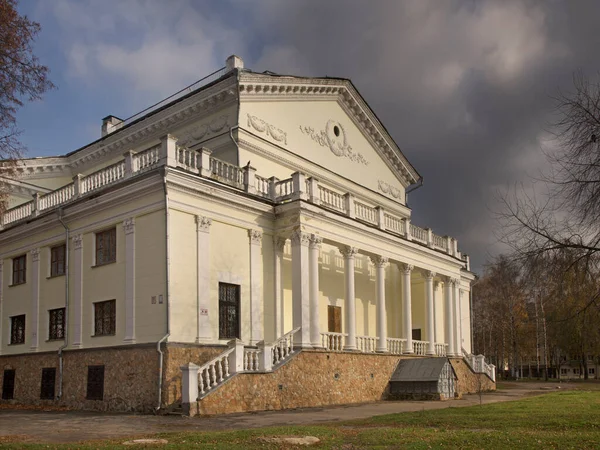 Oryol 'da (Orel) demiryolu işçilerinin kültür evi. Rusya