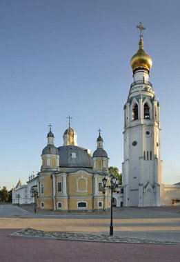 Vologda Kremlin 'deki Aziz Sophia Katedrali' nin Diriliş Katedrali ve çan kulesi. Rusya