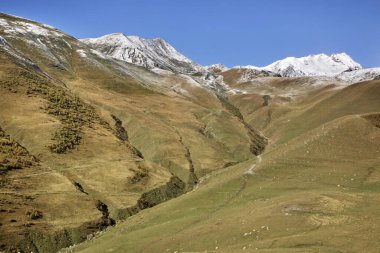 Gergeti yakınlarındaki dağlar. Georgia