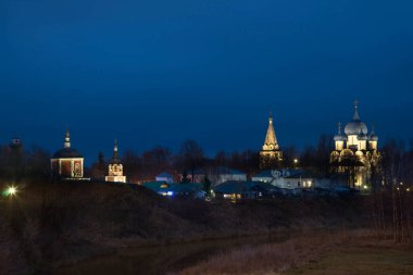 Suzdal Kremlin 'deki İsa' nın Doğumu Katedrali ve çan kulesi. Vladimir Oblastı. Rusya