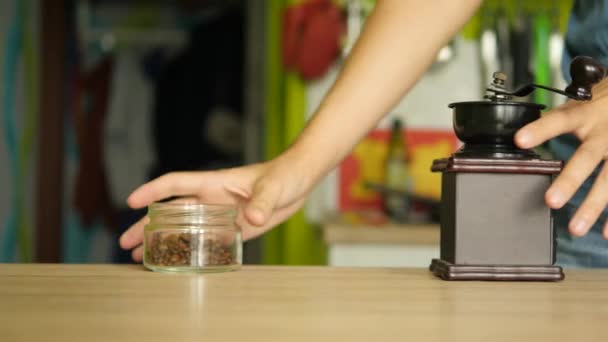 Att göra kaffe på morgonen: slipning bönor med en hand kvarn. Dolly skott — Stockvideo