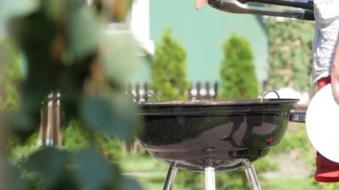 Kontrol doneness barbekü et dostum. El atış
