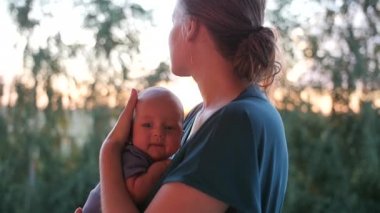 Şirin Bebek anneler göğüs. Rüya gibi kadın gün batımını izlemek