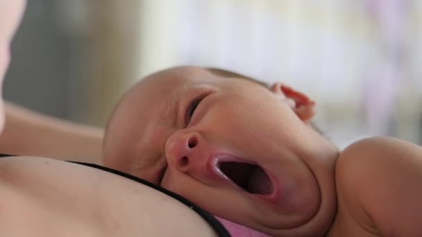 Солодке новонароджене дитя позіхання на материнській грудній клітці — стокове відео