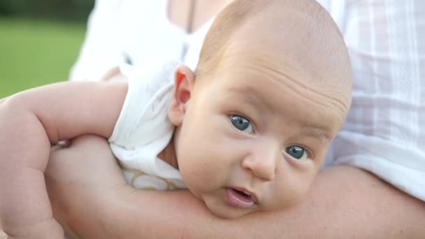 Adorable bebé balanceándose en brazos dentro y fuera de foco . — Vídeos de Stock