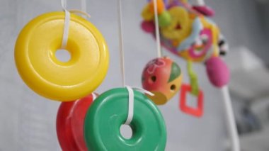 Bebek renkli telefon dönüm ve üzerinde bir beşik sallanan. El atış