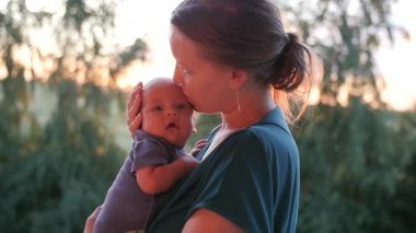 Kameraya bakarak bir bebek öpüşme anne. El atış