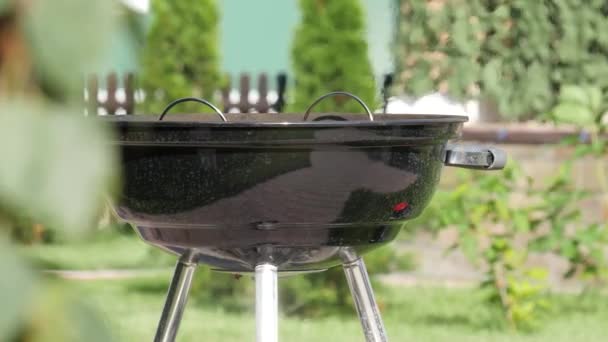 Chauffer la brume sur le barbecue au charbon de bois. Handhel shot — Video