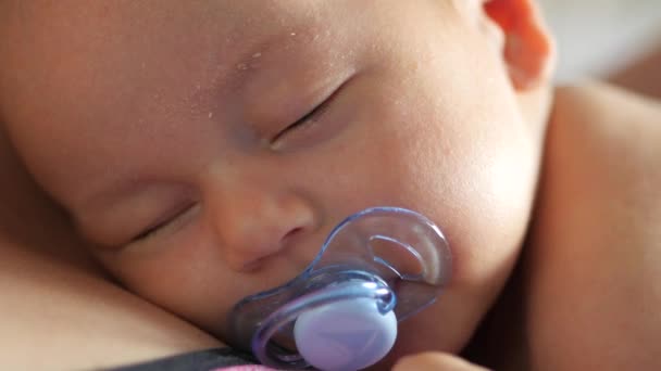 Detailní záběr na spící dítě, probuzení a otevřel oči