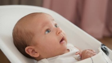 Şaşırmış gibi bebek birlikte ellerini koyarak. El atış