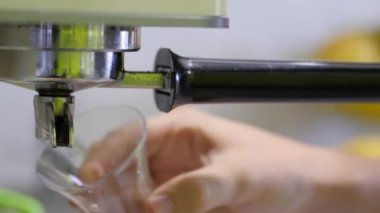 Bir haloder kahve makinesinde ayarlama ve bir cam altında bu koyarak dostum. Dolly vurdu