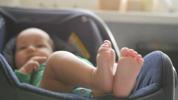 Κοντινό πλάνο της παιχνιδιάρικο μωρό πόδια. Χαριτωμένο παιδί γυμνό τακούνια. Φορητό πυροβολισμό — Αρχείο Βίντεο