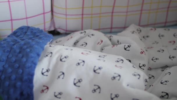 Niedliches Kind, das in einem Babybett mit einem Beruhiger schläft. Schwenkschuss — Stockvideo