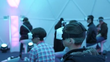 Los Angeles, Amerika Birleşik Devletleri - 11 Eylül 2016: Erkekler çalışır sanal gerçeklik Samsung dişli Vr kulaklık Vrla Expo kışın, sanal gerçeklik Fuarı, Los Angeles Kongre Merkezi'nde.