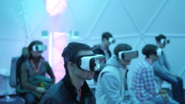 İnsanlar çalışır sanal gerçeklik Vr kulaklık, sanal gerçeklik sinema