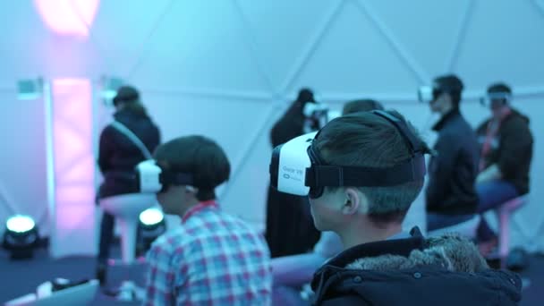 Los Angeles, USA - September 11, 2016: Men tries virtual reality Samsung Gear VR headset during VRLA Expo Winter, virtual reality exposition, at the Los Angeles Convention Center. — Stock Video