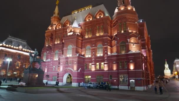 Musée historique d'État, Arsenal d'angle et tours Saint-Nicolas du Kremlin, Moscou. Vue de nuit panoramique — Video