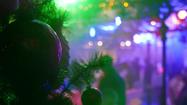 Natale e Capodanno decorazione e luci blu e le persone sullo sfondo. Cambiare colore sfondo incandescente — Video Stock