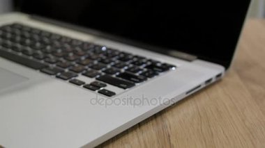 Erkek el dizüstü açmak ve, kaydırma sayfalar internet arama için dizüstü bilgisayar touchpad kullanarak el parmaklarında çalışmaya başlamak. kaymak shot, pan sol