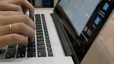 eller çoklu görev adamı dizüstü kullanarak kapatın