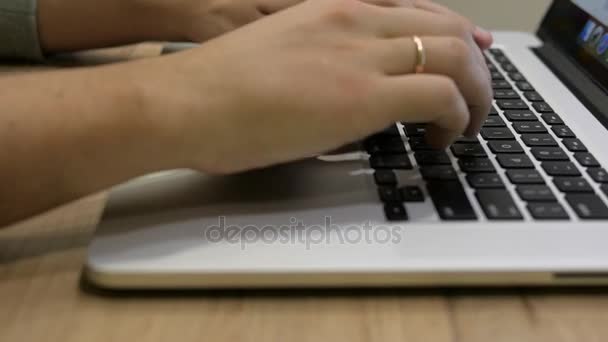 Tangan mengetik pada keyboard komputer, slider shot, pan kanan — Stok Video