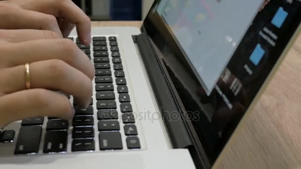 Fermer les mains homme multitâche en utilisant un ordinateur portable — Video