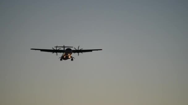 Pequeno avião turbo-hélice communter voando no céu — Vídeo de Stock