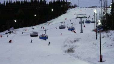 İsveç'te bir Kayak Merkezi, yamaç üzerinde sandalye Asansör