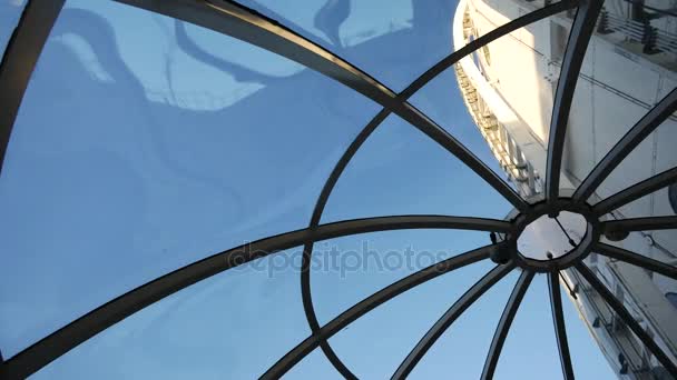 Zobacz koryta dachowe Skyview nachylenia winda do ściany Ericsson Globe w Sztokholm, Szwecja — Wideo stockowe