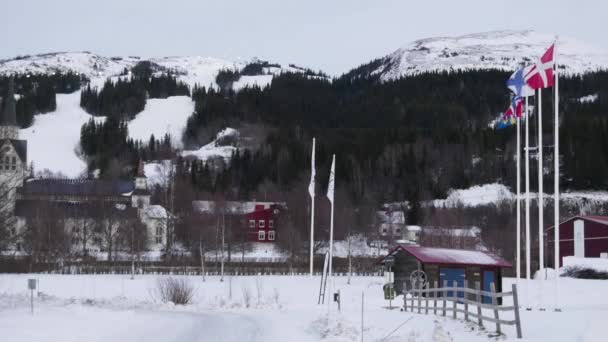 Kayak merkezi İsveç'te yazlık. İz sürme kayaklar insanlarla ve behinde evi snowboard — Stok video
