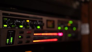 Bir ses cihazı üzerinde yanıp sönen Led ışıkları kapat
