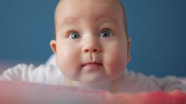 Kamera arkasında yakın takibe şirin bir bebek portresi