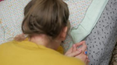 Neşeli bebek çocuk genç kadın onunla oynarken süre gülüyor. El atış