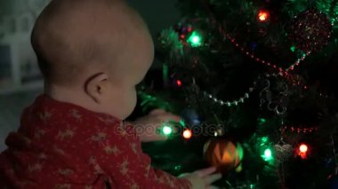 Geyikler şirin bezle küçük bebek yılbaşı ağacı süsleri ile çalış