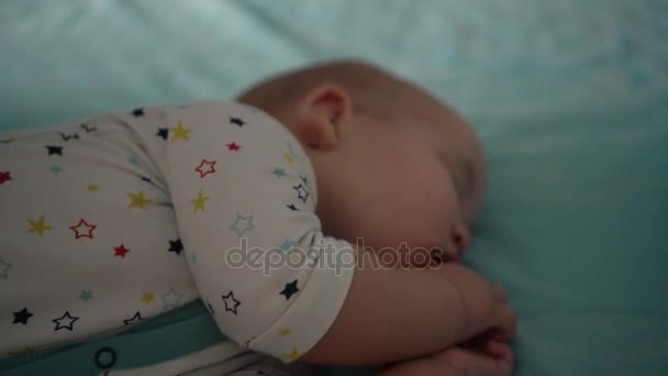 Bebê dormindo sendo coberto com cobertor azul. Tiro portátil — Vídeo de Stock
