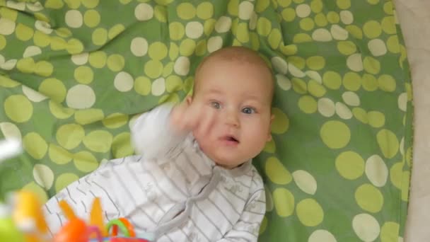 Handhållna skott av en söt baby leker med svävande leksak — Stockvideo