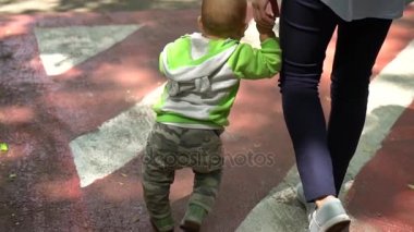 Küçük yürümeye başlayan çocuk için anneler el tutar ve yürür. El atış