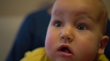 Yorgun esneme bebeğe kapatın. El yavaş vurdu