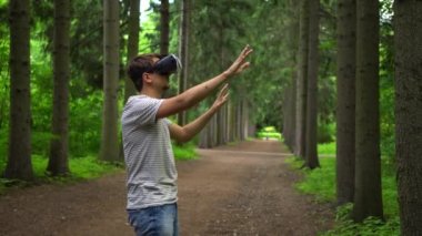 Sanal gerçeklik nesneleri dokunmak Vr gözlük erkekte çalışır. Arka plan olarak yeşil park