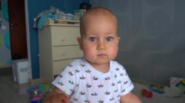 Küçük yürümeye başlayan çocuk kamera ve gülümsüyor doğru yürür. Ağır çekim vurdu