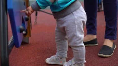 Bebek Çocuk Bahçesi annesi ile yürürken yavaş çekim