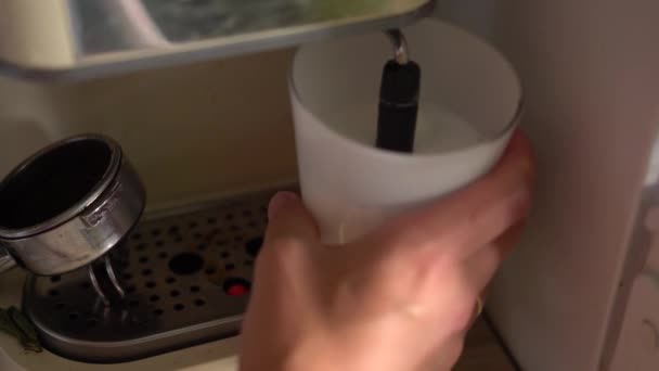 汽蒸和发泡牛奶与卡布奇诺咖啡机 — 图库视频影像