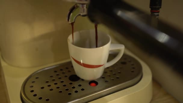 Gros plan de la machine à café avec tasse blanche d'espresso — Video