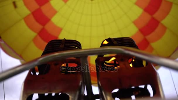 Quemador de globos de aire caliente y sobre amarillo brillante. Disparo de mano de bajo ángulo — Vídeos de Stock